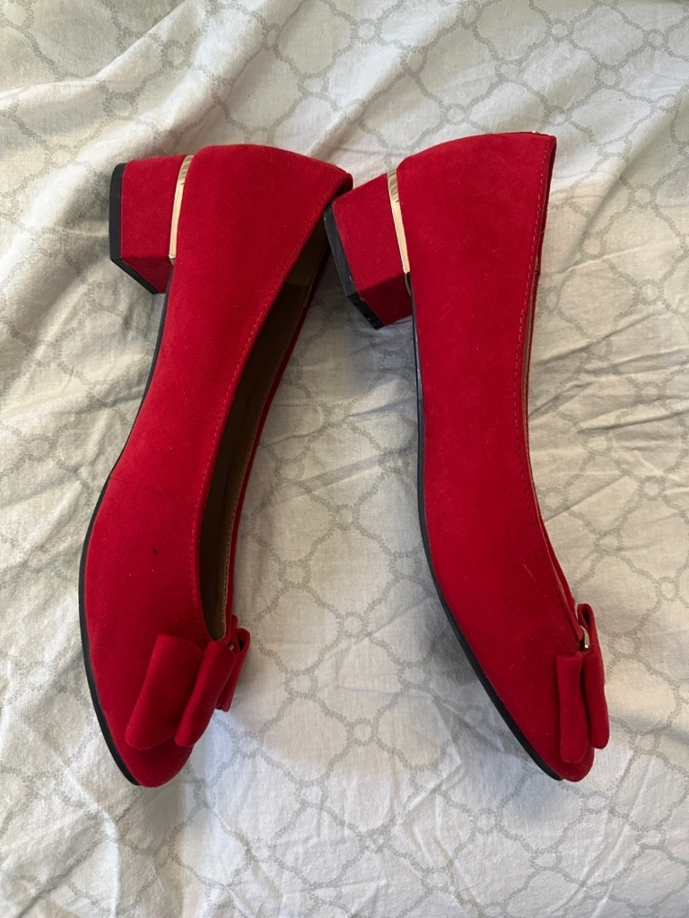 Jaclyn Smith Red Bow kitten heels with Gold Detail size 9 - Picture 4 of 5